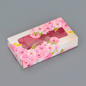 Коробка для 8 конфет с окном "Розовые цветы"