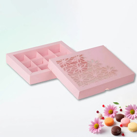 Коробка для 12 конфет с ажурным окном "Ромашки", розовая