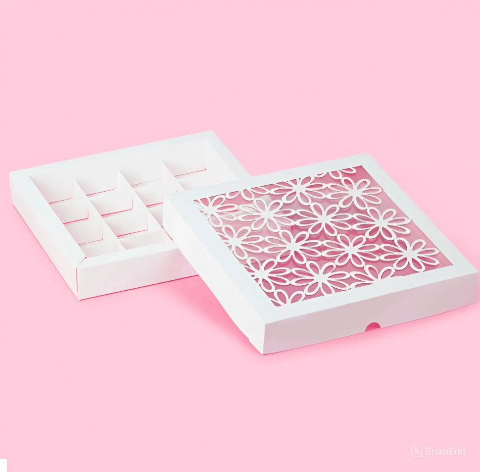 Коробка для 16 конфет с ажурным окном "Ромашки"