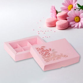 Коробка для 6 конфет с ажурным окном "Ромашки", розовая