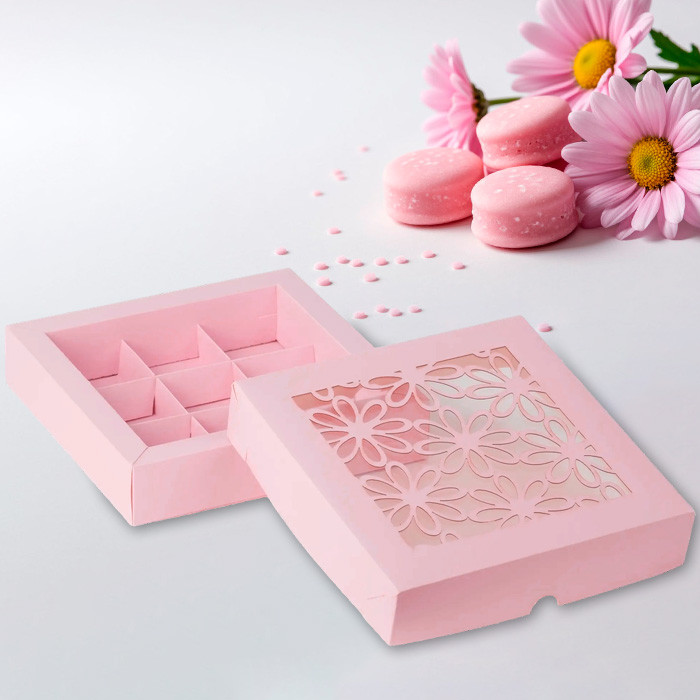 Коробка для 9 конфет с ажруным окном "Ромашки", розовая