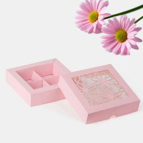 Коробка для 4 конфет с ажурным окном "Ромашки", розовая
