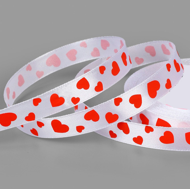 Лента атласная Белая/красные сердечки 1,5 см / 3 м  